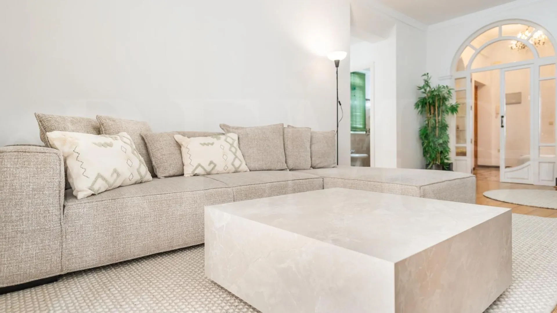 Charming Apartment With Private Patio By Rems Malaga