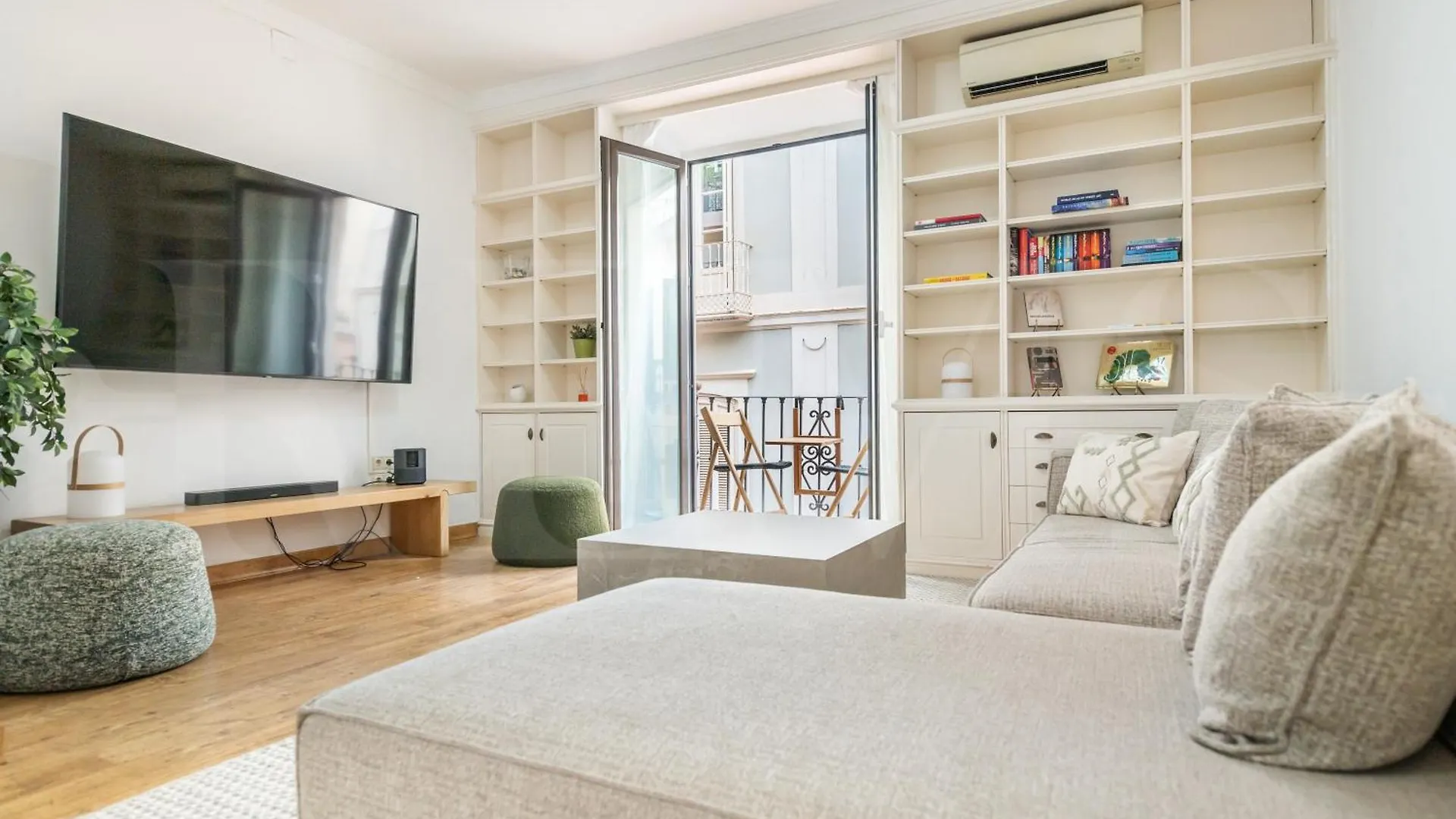 Charming Apartment With Private Patio By Rems Malaga 0*,
